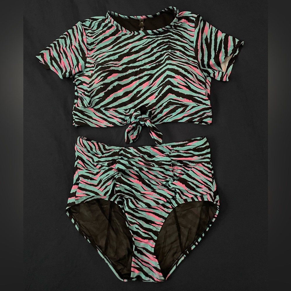 Torrid Hard to Find Like New Zebra print swimsuit size 1♥️